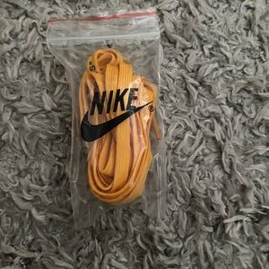 Nike x Off White Air Force One “university gold”